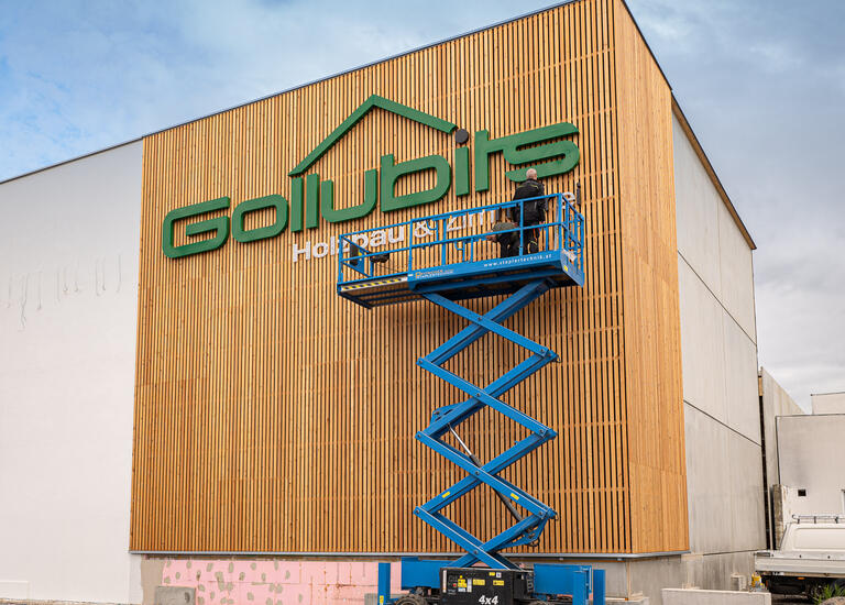 Produktionsansicht Straßenansicht mit Gollubits Logo in LED