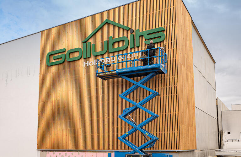 Produktionsansicht Straßenansicht mit Gollubits Logo in LED