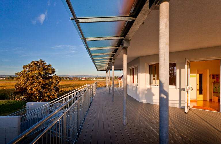 Glaskonstruktion und Holzterrasse
