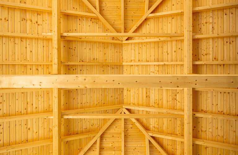 Holzgiebeldach Konstruktion der überdachten Freifläche Feuerwehrwache Groißenbrunn