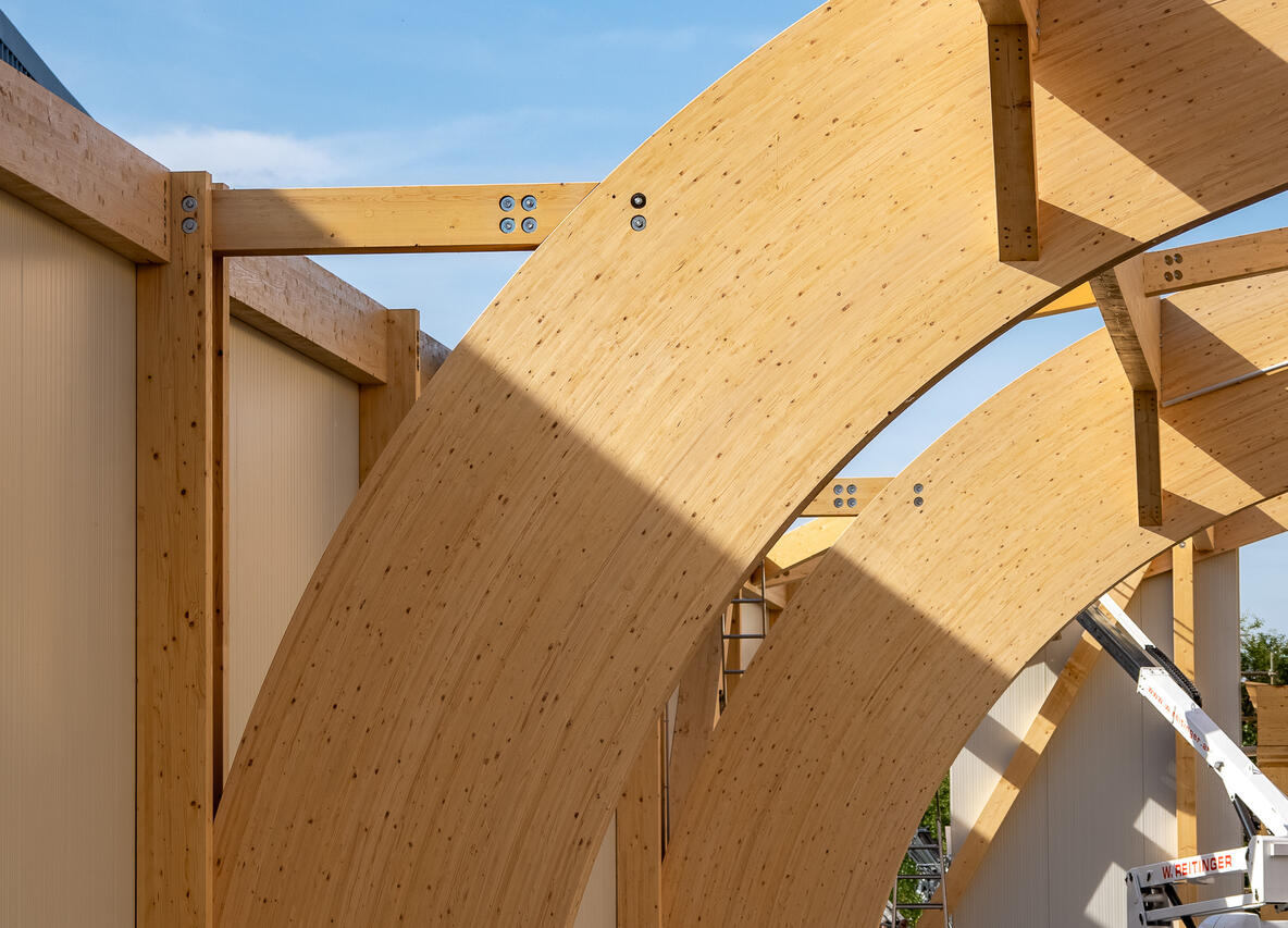 Tennishalle Neusiedl am See – Rohbau Holztragkonstruktion während der Montage, Gollubits Holzbau