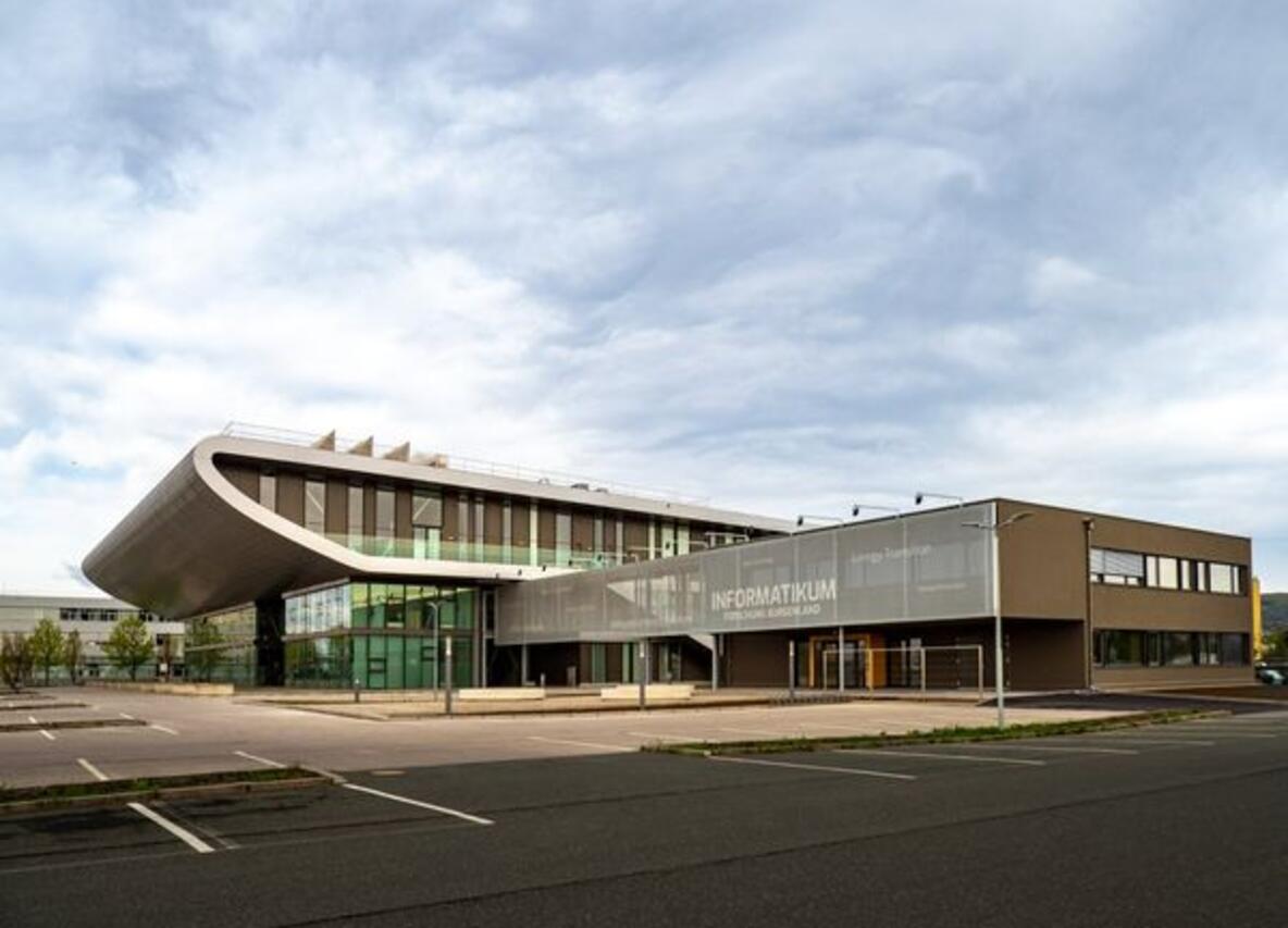 FH Campus Eisenstadt – Außenansicht Hochschulgebäude mit Holz-Glas-Fassade, Gollubits Holzbau