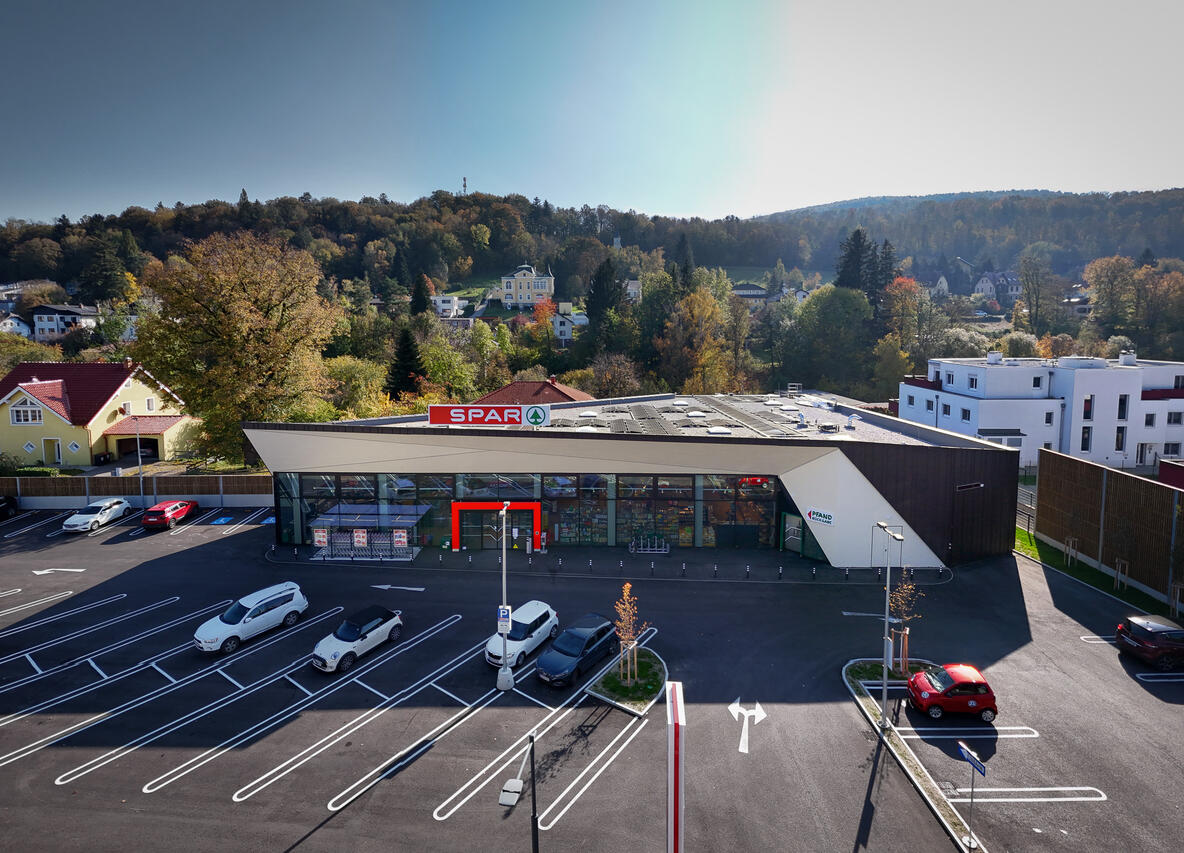 SPAR Pressbaum – Drohnenaufnahme Außenansicht Supermarkt mit Holzdachkonstruktion, Gollubits Holzbau