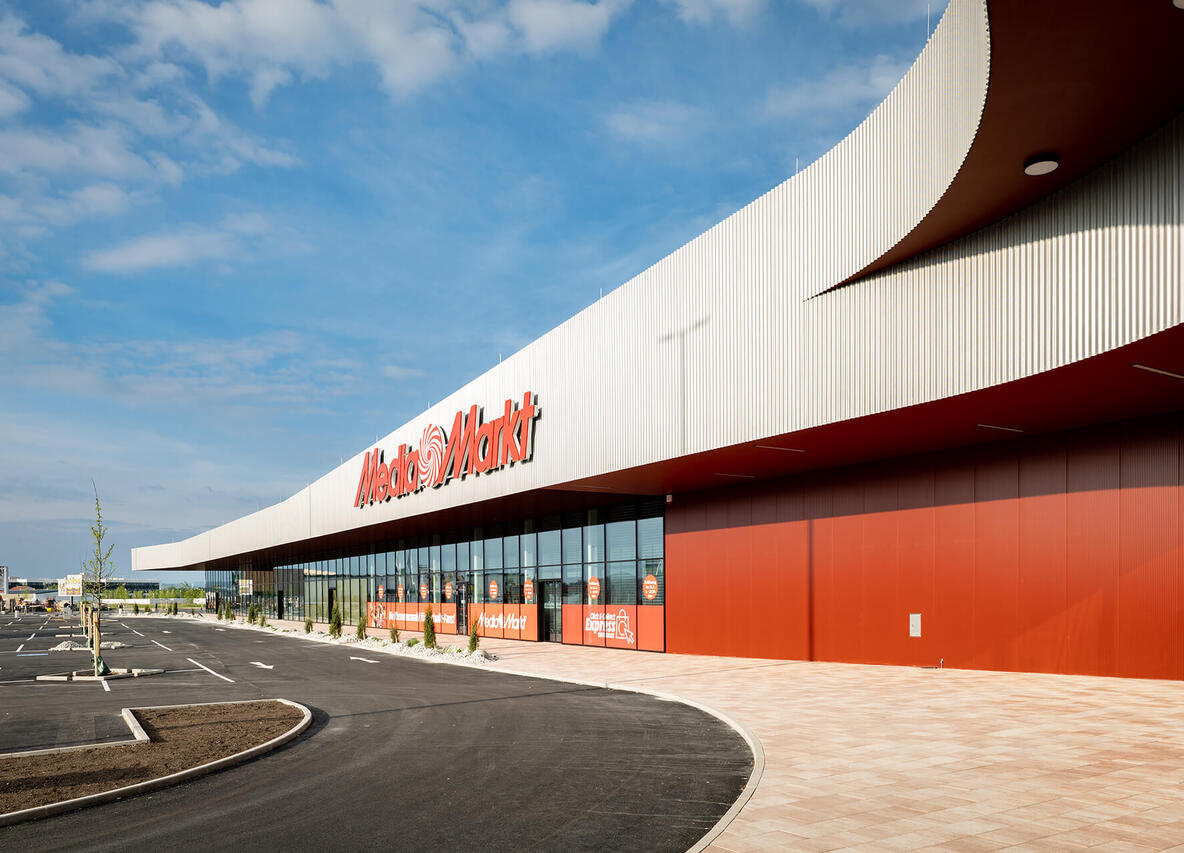 Media Markt Eisenstadt – Außenansicht mit geschwungener Dachkonstruktion, Gollubits Holzbau