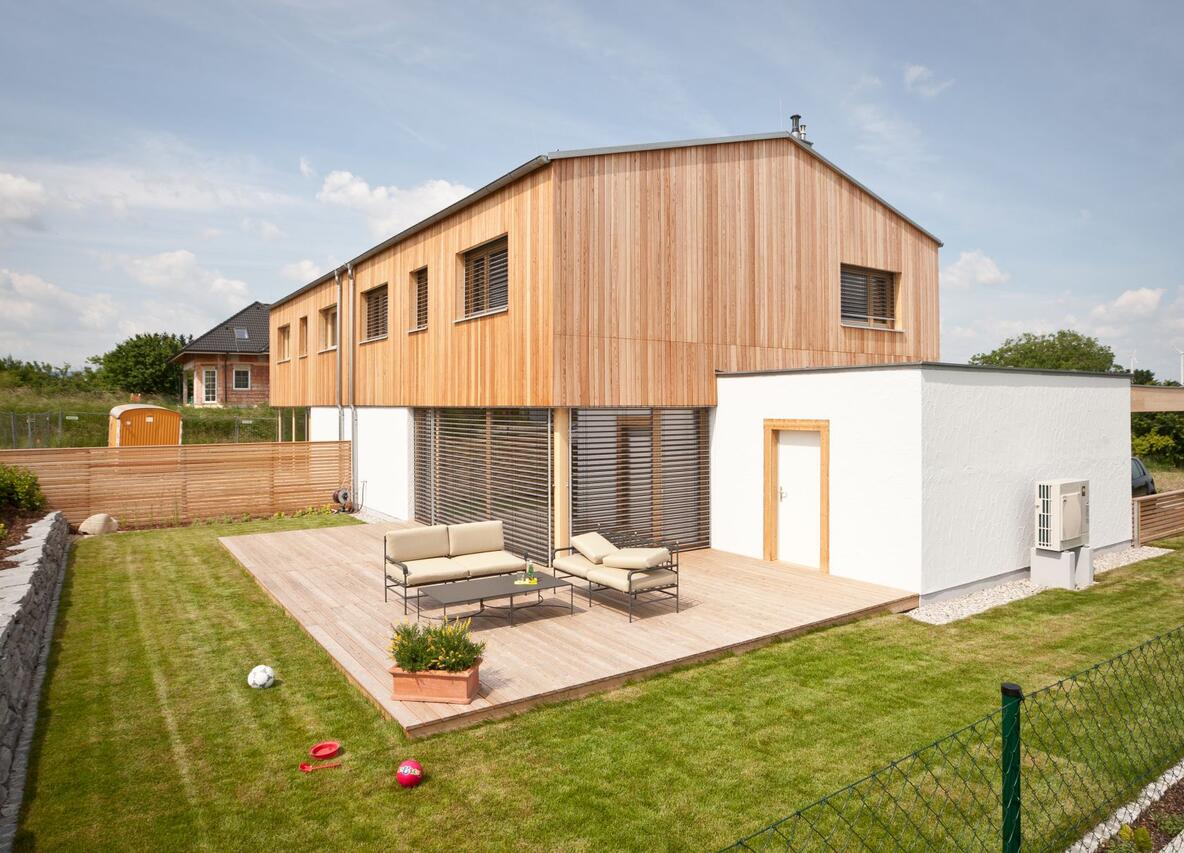 Einfamilienhaus Pöttelsdorf – Außenansicht ökologisches Holzfertigteilhaus mit Satteldach, Gollubits Holzbau