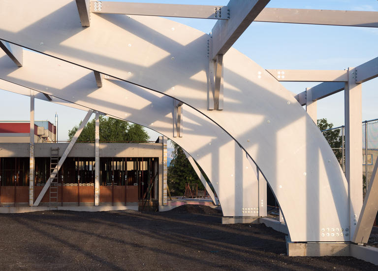 gebogene Binder Holzbau Konstruktion Tennishalle Industriestraße