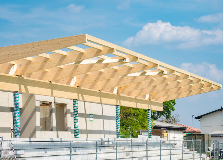 Zuschauertribüne Sportplatz Siegendorf nahe Frontansicht 