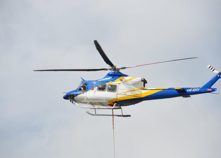 Holzfertigteil-Lieferung per Hubschrauber