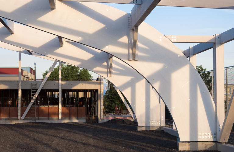 gebogene Binder Holzbau Konstruktion Tennishalle Industriestraße