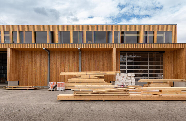 Mit Holz verkleidete zweite Produktionshalle von Gollubits Frontansicht