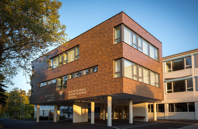 FunderMax Fassade Schule Rosental